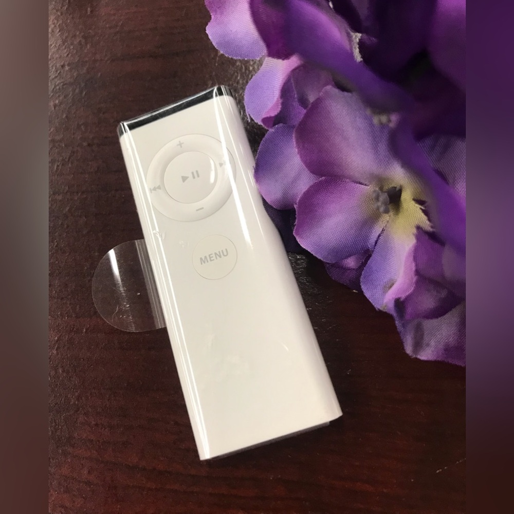 Brand new.Genuine Apple A1156 Remote Control For Apple Tv Macbook Imac Mac Pro